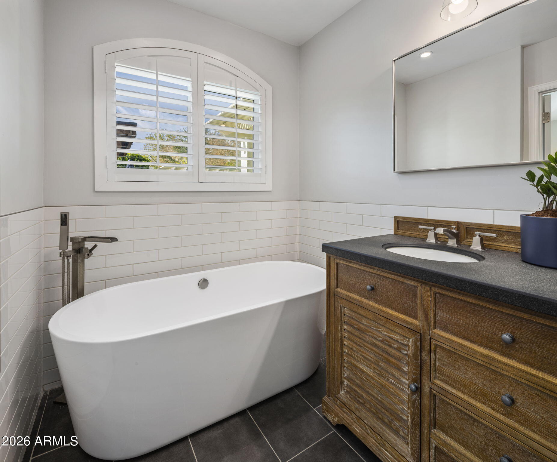 6620 North 13th Street Phoenix, AZ 85014 - Photo 23 of 51 primary soaking tob