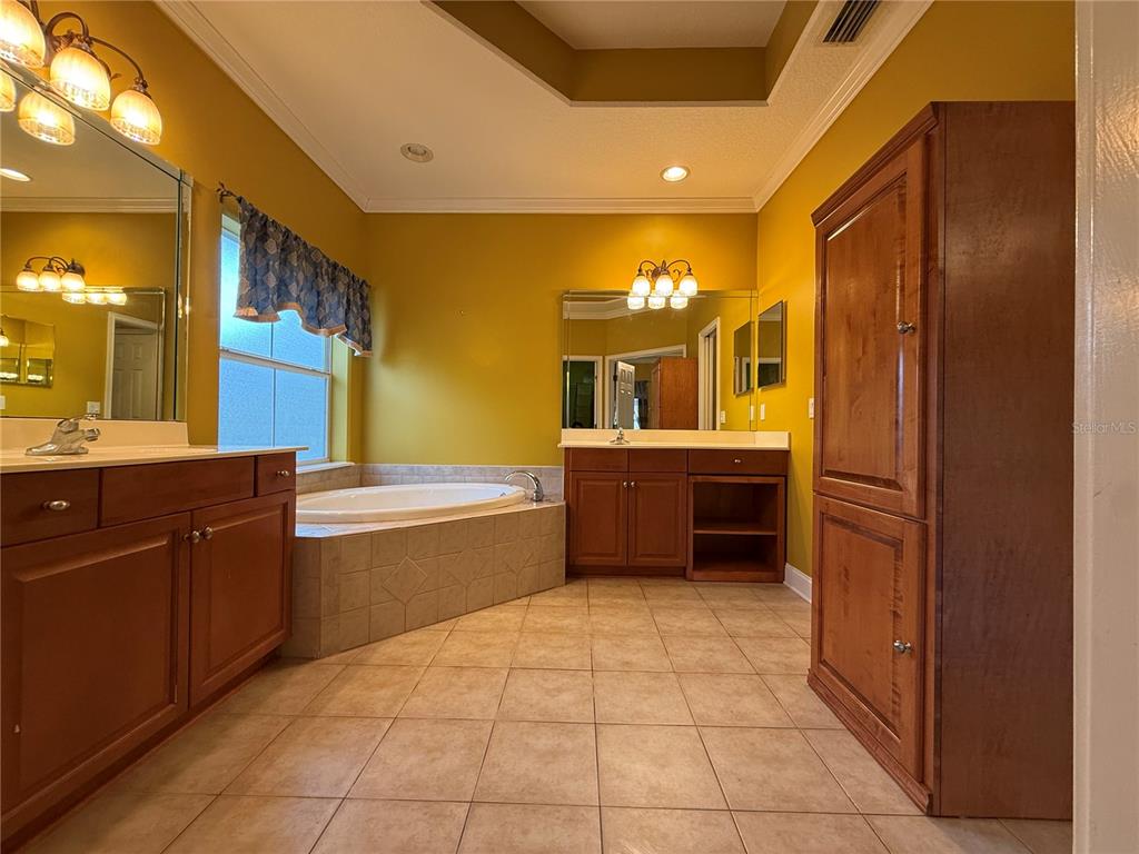 800 North End Street St. Augustine, FL 32095 - Photo 35 of 52 a bathroom with a tub sink and mirror
