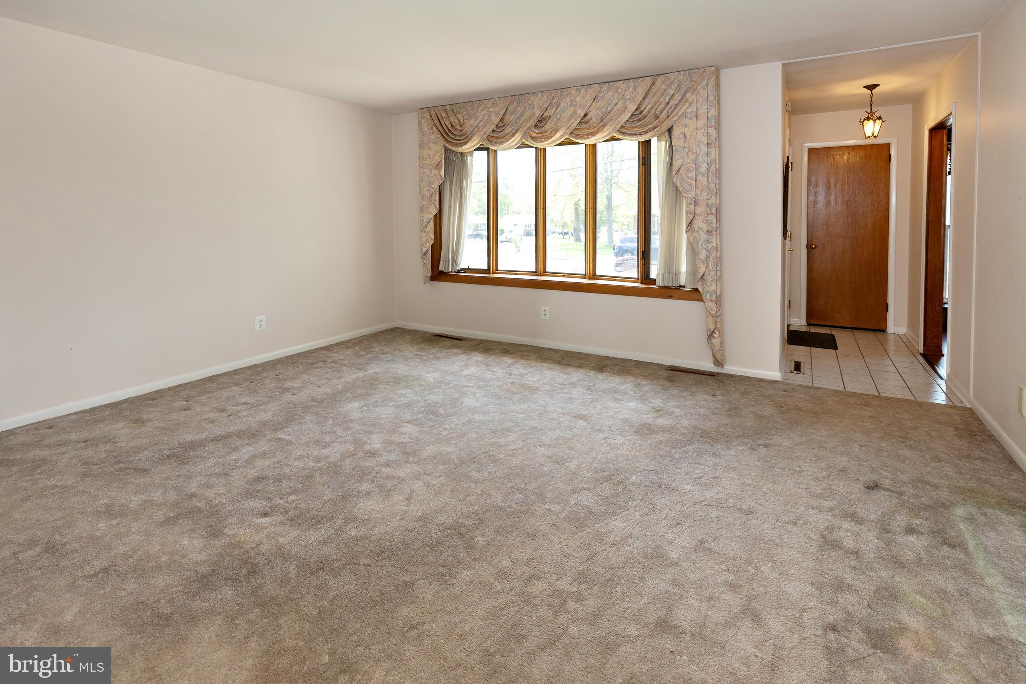 503 Pasadena Drive Magnolia, NJ 08049 - Photo 9 of 43 an empty room with windows and closet