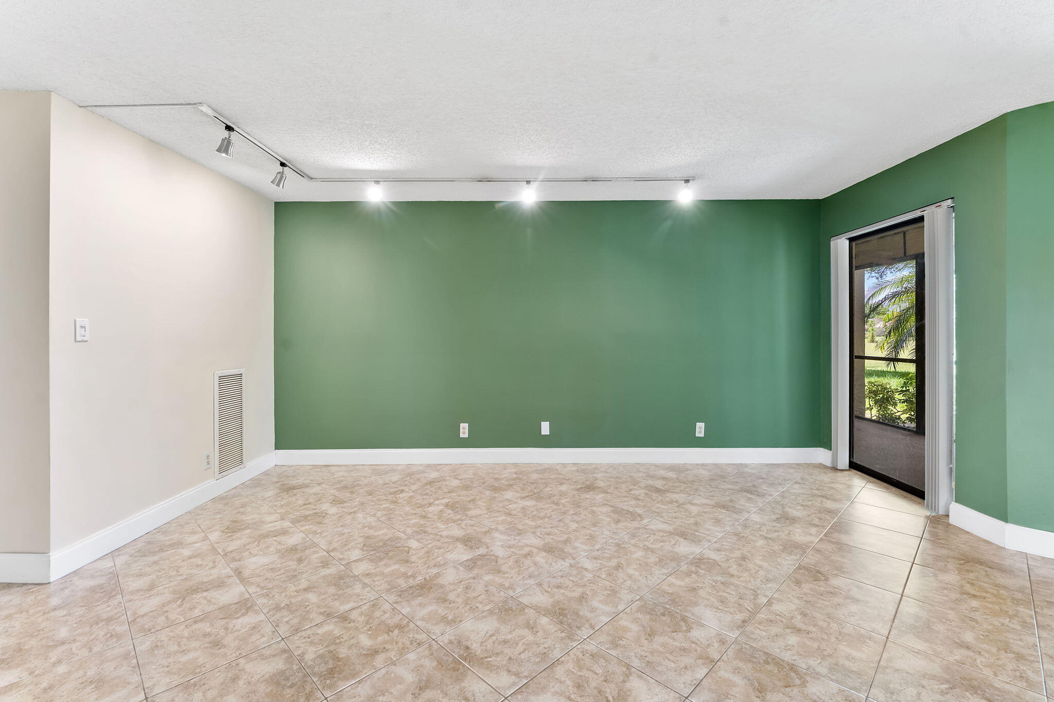 5800 Camino Del Sol, Unit 102 Boca Raton, FL 33433 - Photo 8 of 33 living room