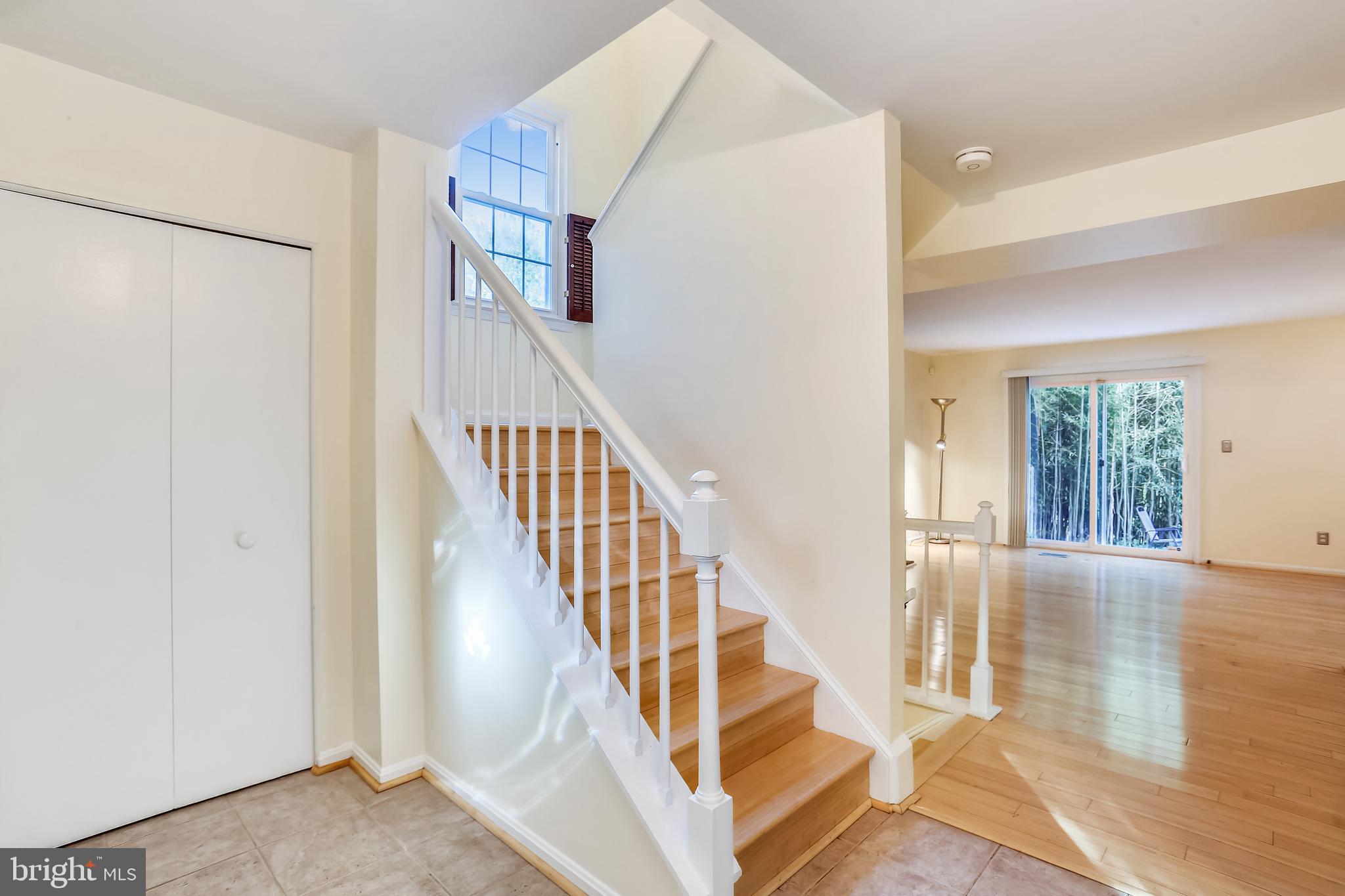 44 Oak Shade Road Gaithersburg, MD 20878 - Photo 2 of 41 Entry foyer w/roomy coat closet