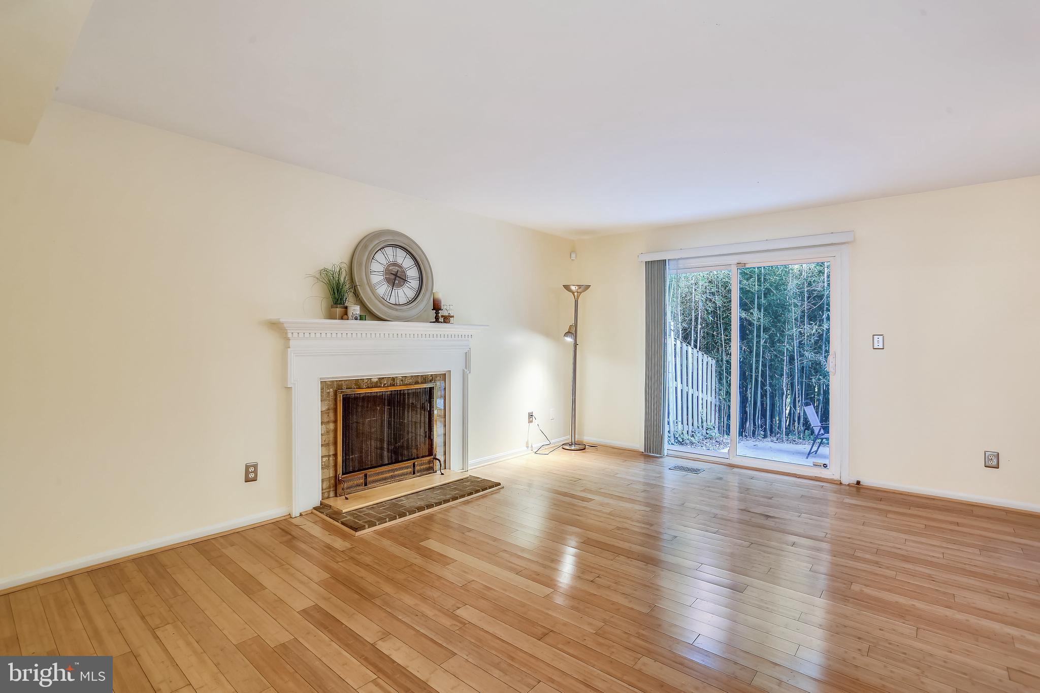 44 Oak Shade Road Gaithersburg, MD 20878 - Photo 11 of 41 Large living room w/door to patio