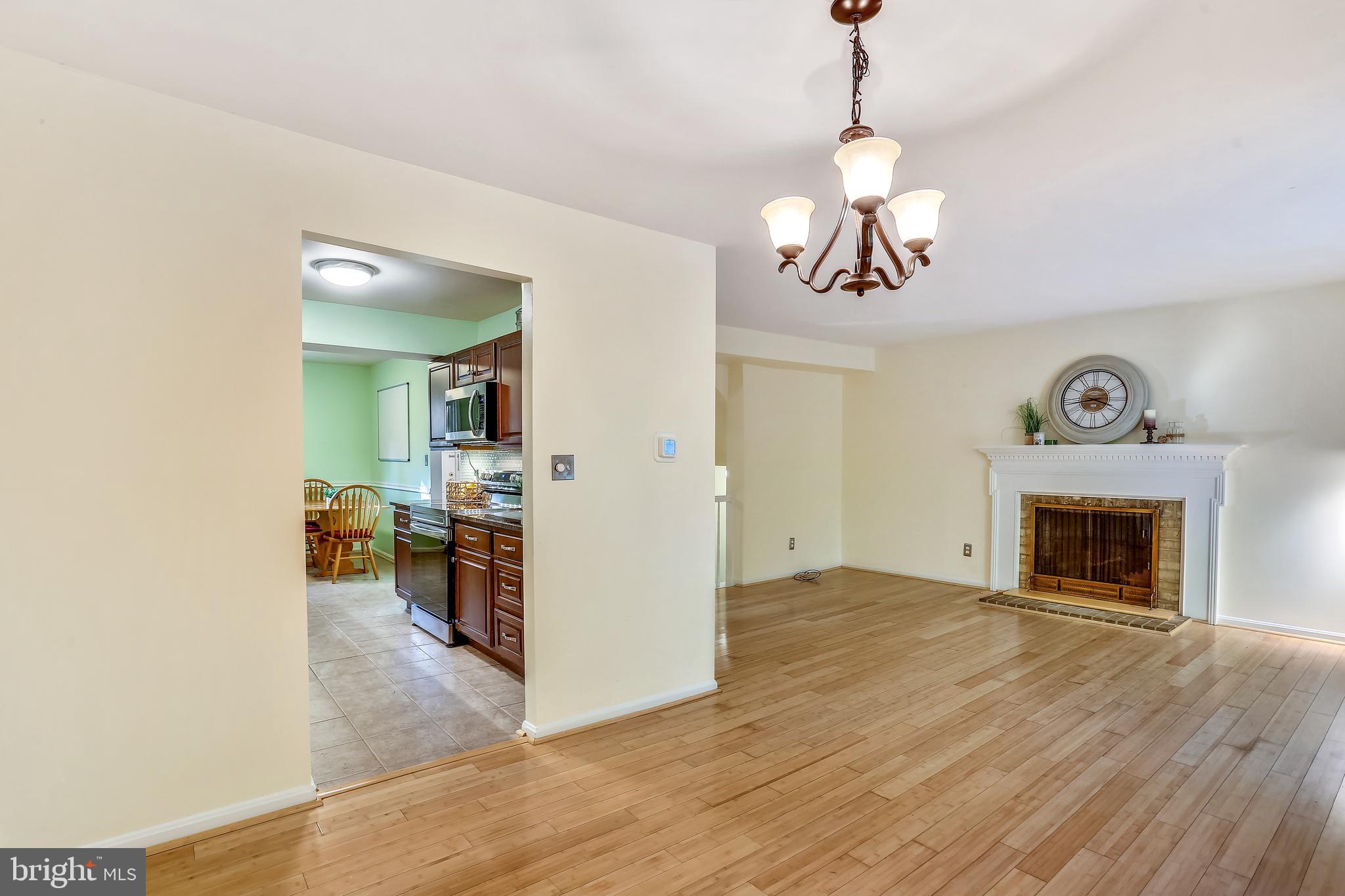 44 Oak Shade Road Gaithersburg, MD 20878 - Photo 13 of 41 Large living room w/hardwoods