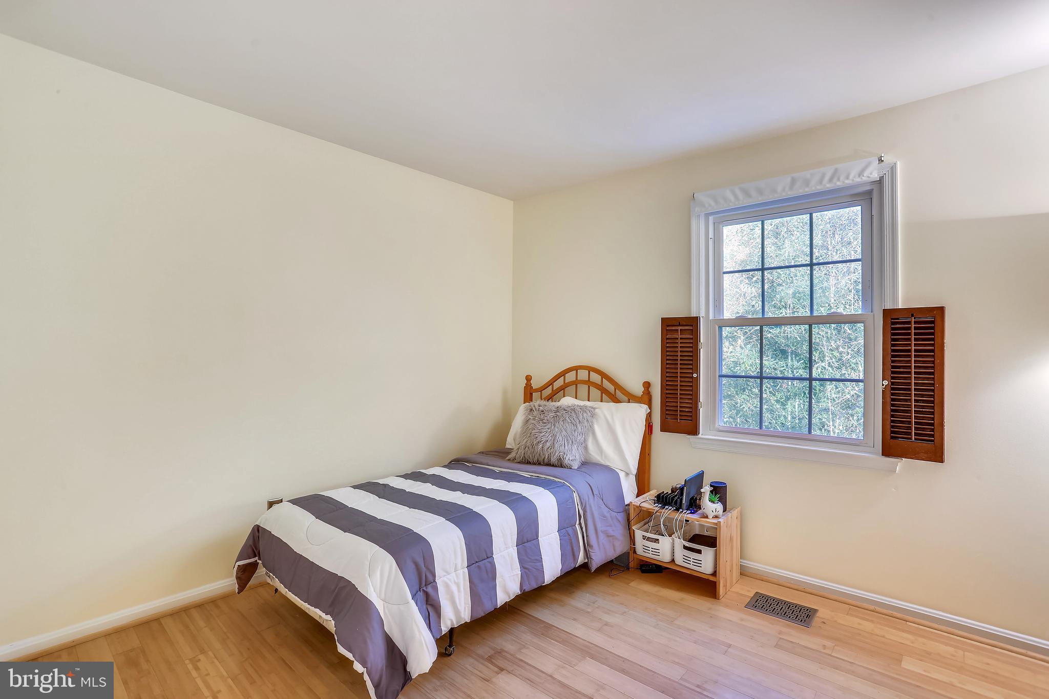 44 Oak Shade Road Gaithersburg, MD 20878 - Photo 28 of 41 Bright and sunny third bedroom