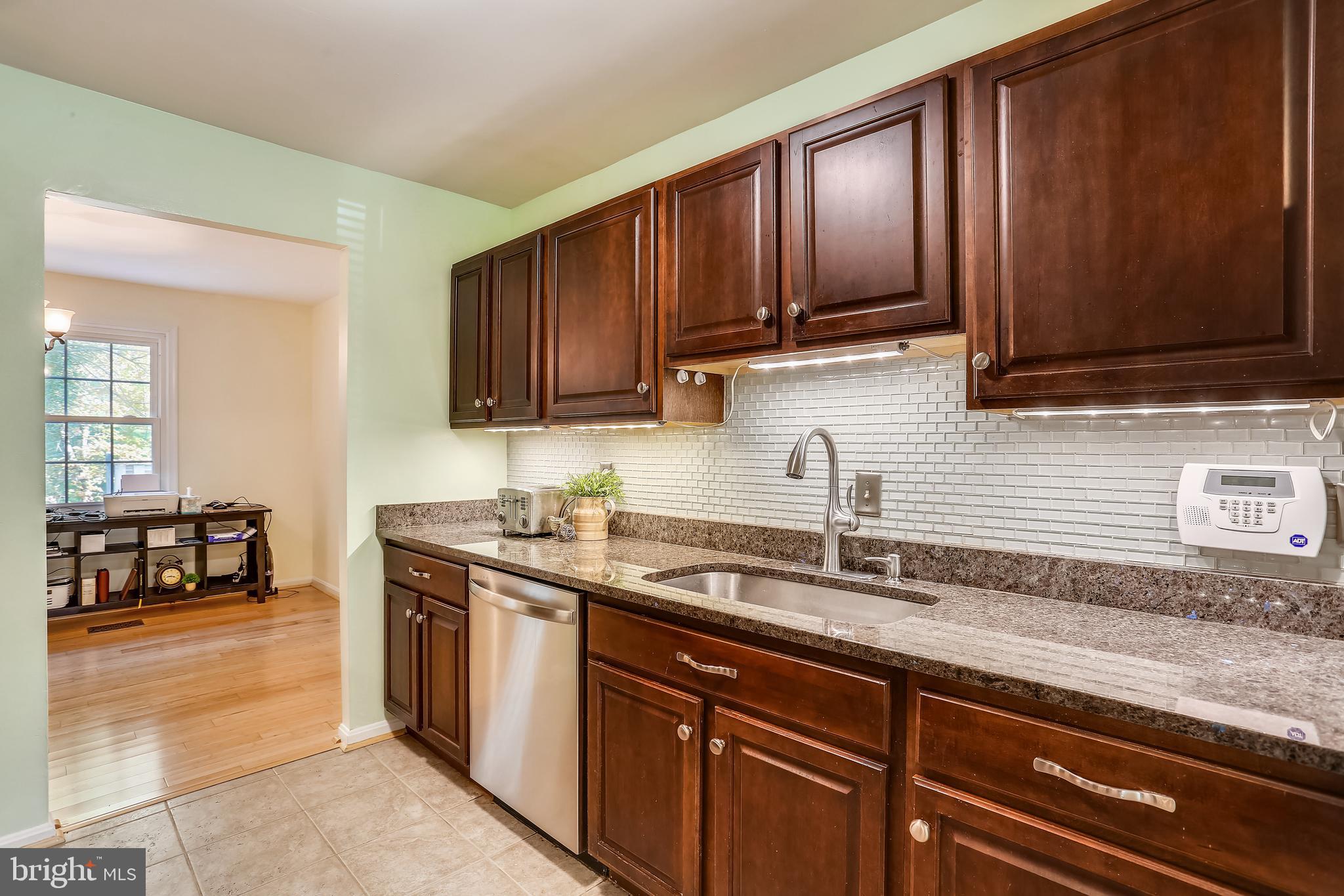 44 Oak Shade Road Gaithersburg, MD 20878 - Photo 5 of 41 Kitchen has custom backsplash