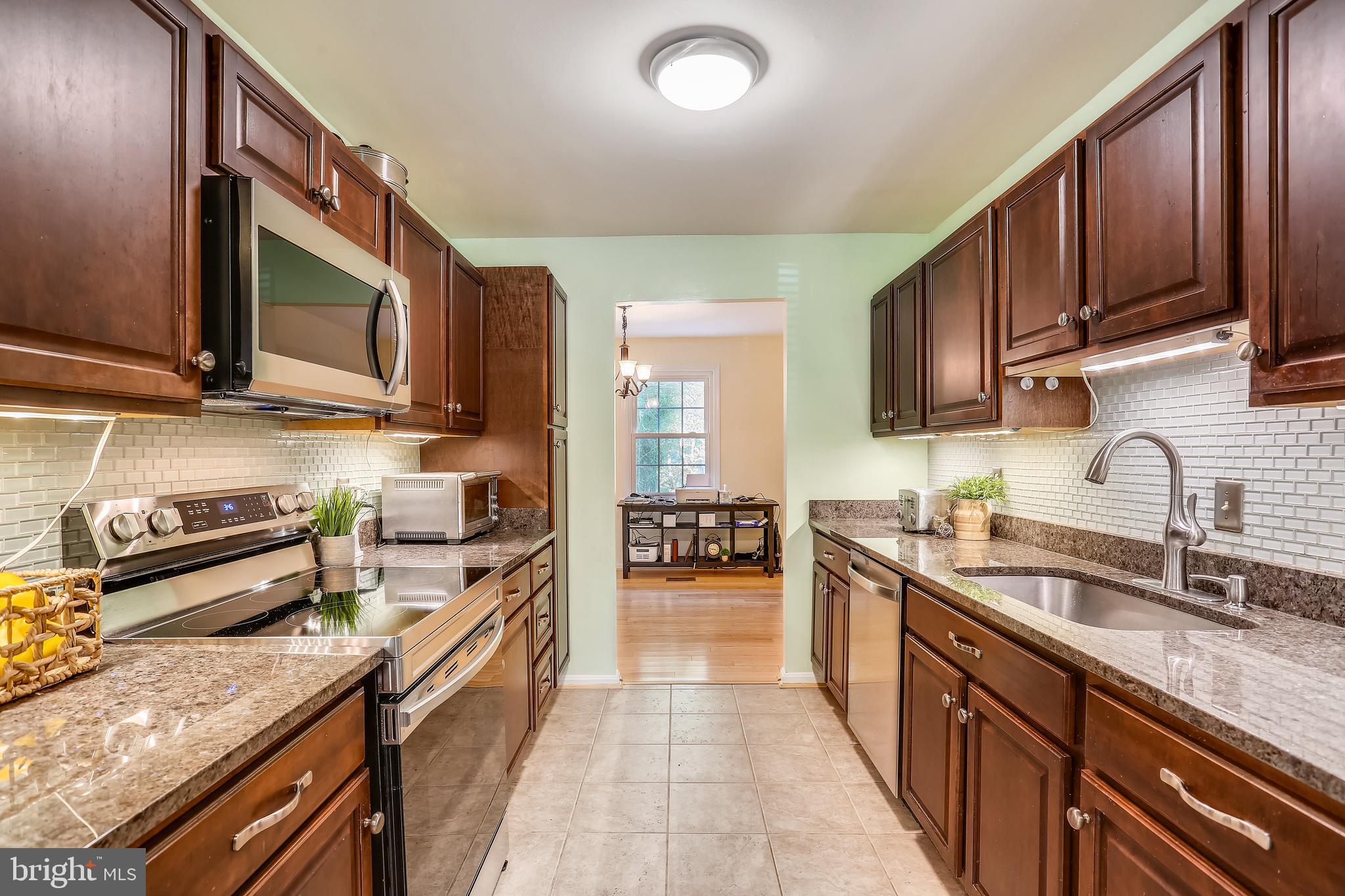 44 Oak Shade Road Gaithersburg, MD 20878 - Photo 6 of 41 Kitchen w/lots of cabinet and prep space