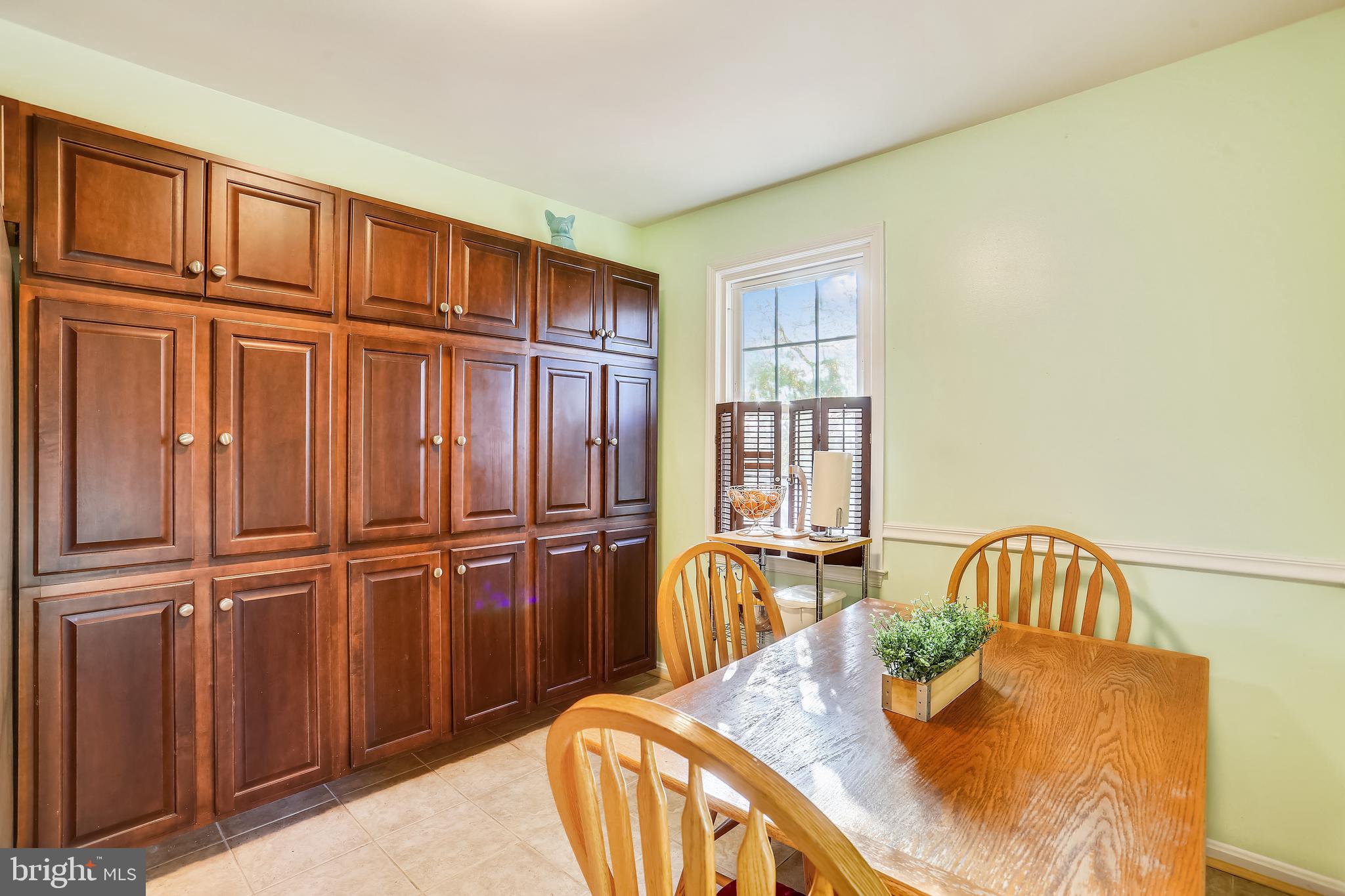 44 Oak Shade Road Gaithersburg, MD 20878 - Photo 9 of 41 Breakfast area with beautiful built-ins
