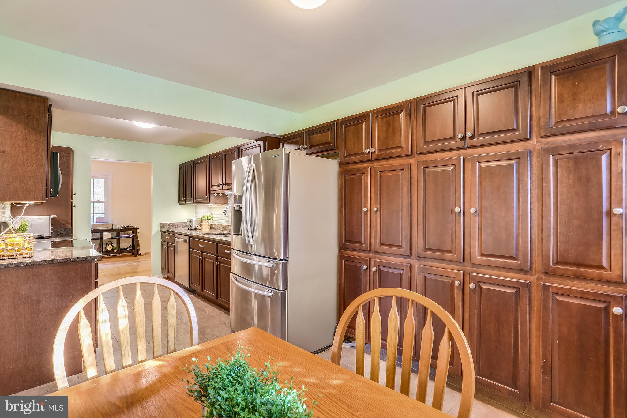 44 Oak Shade Road Gaithersburg, MD 20878 - Photo 10 of 41 Breakfast area adjoins kitchen