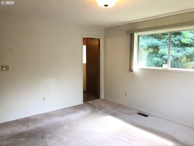 $425,000 | 1649 Northwest Martin Avenue, Roseburg, OR 97471