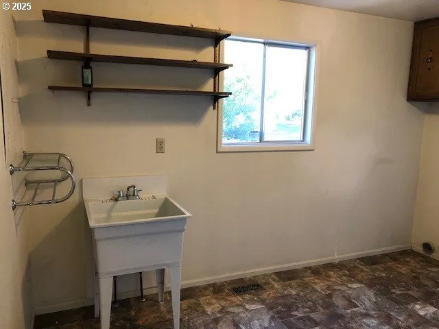 $425,000 | 1649 Northwest Martin Avenue, Roseburg, OR 97471