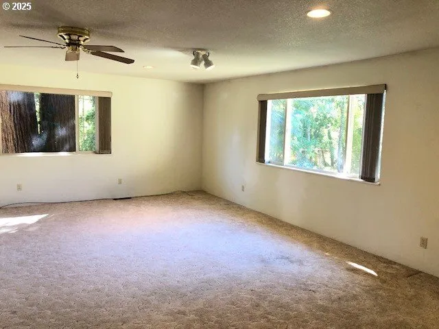 $425,000 | 1649 Northwest Martin Avenue, Roseburg, OR 97471