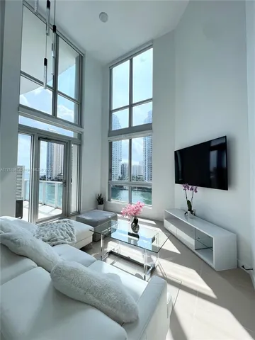 $699,000 | 300 South Biscayne Boulevard, Unit L814, Miami, FL 33131