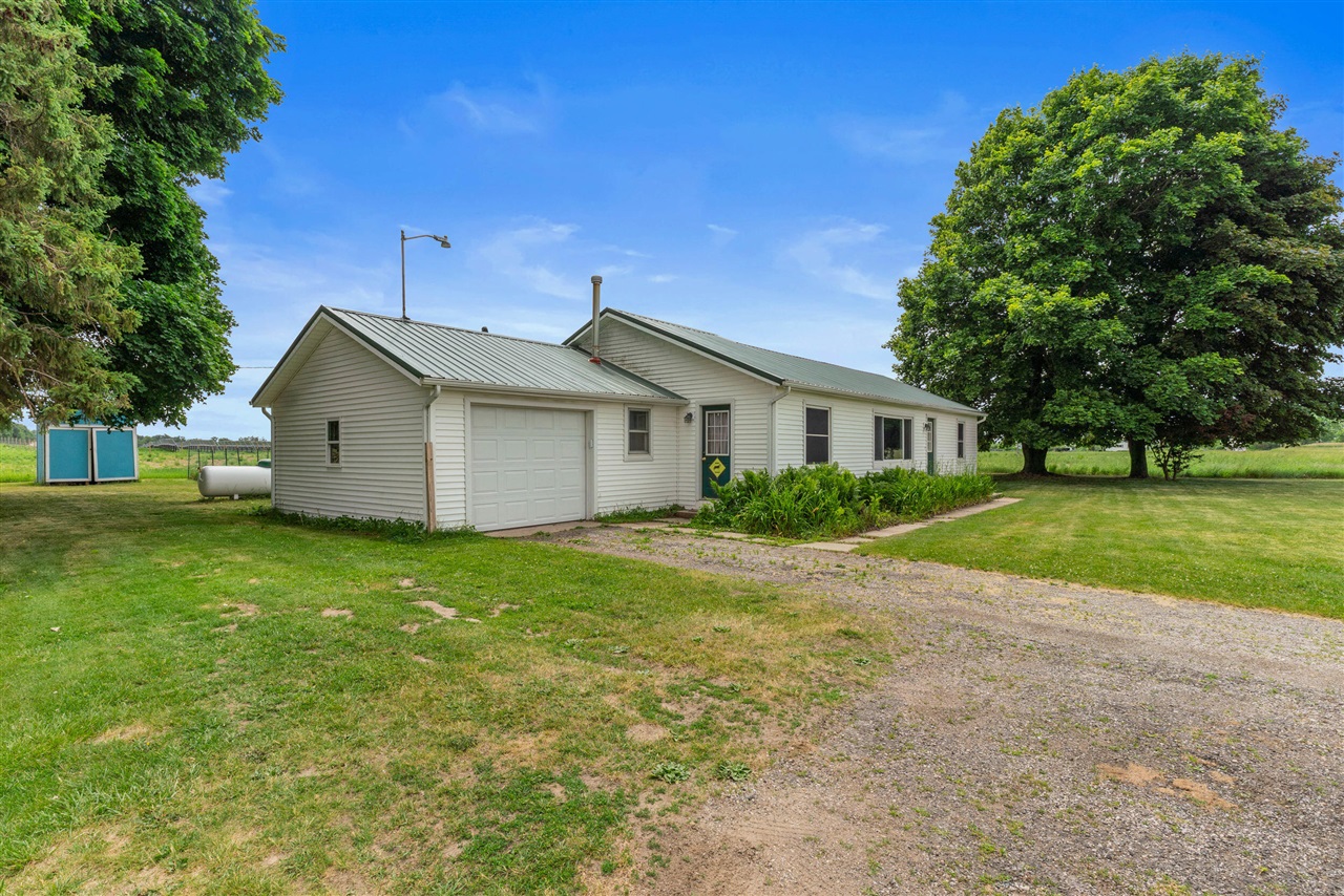 5651 West Chicago Road Jonesville, MI 49250 - Photo 2 of 27