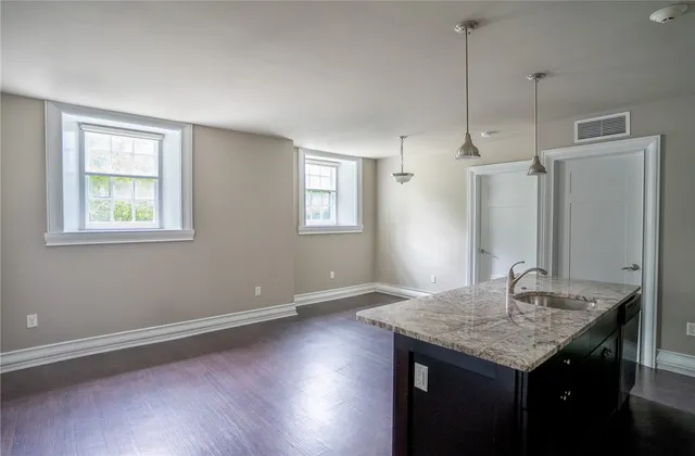 $1,800 | 300 Alexander Street, Unit 112, Rochester, NY 14607