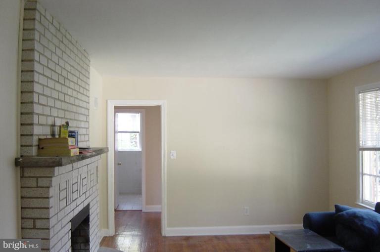 7206 Tanager Street Springfield, VA 22150 - Photo 2 of 8 Living Room