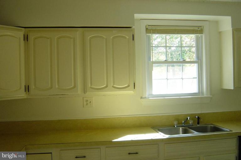 7206 Tanager Street Springfield, VA 22150 - Photo 5 of 8 Kitchen