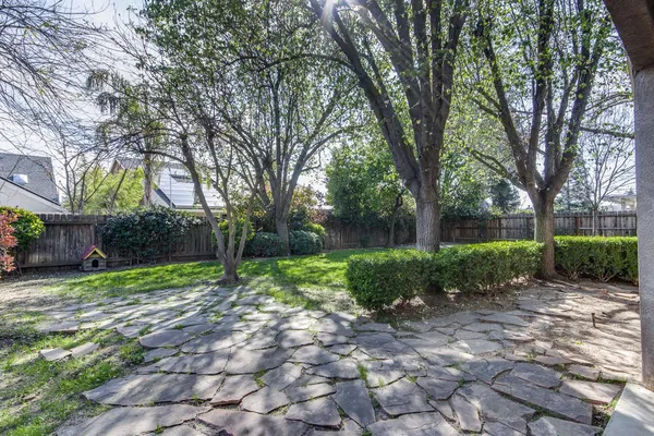 a view of a house with backyard