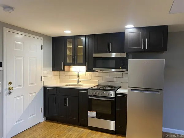 $2,150 | 94 4th Avenue, Unit 203, Bay Shore, NY 11706