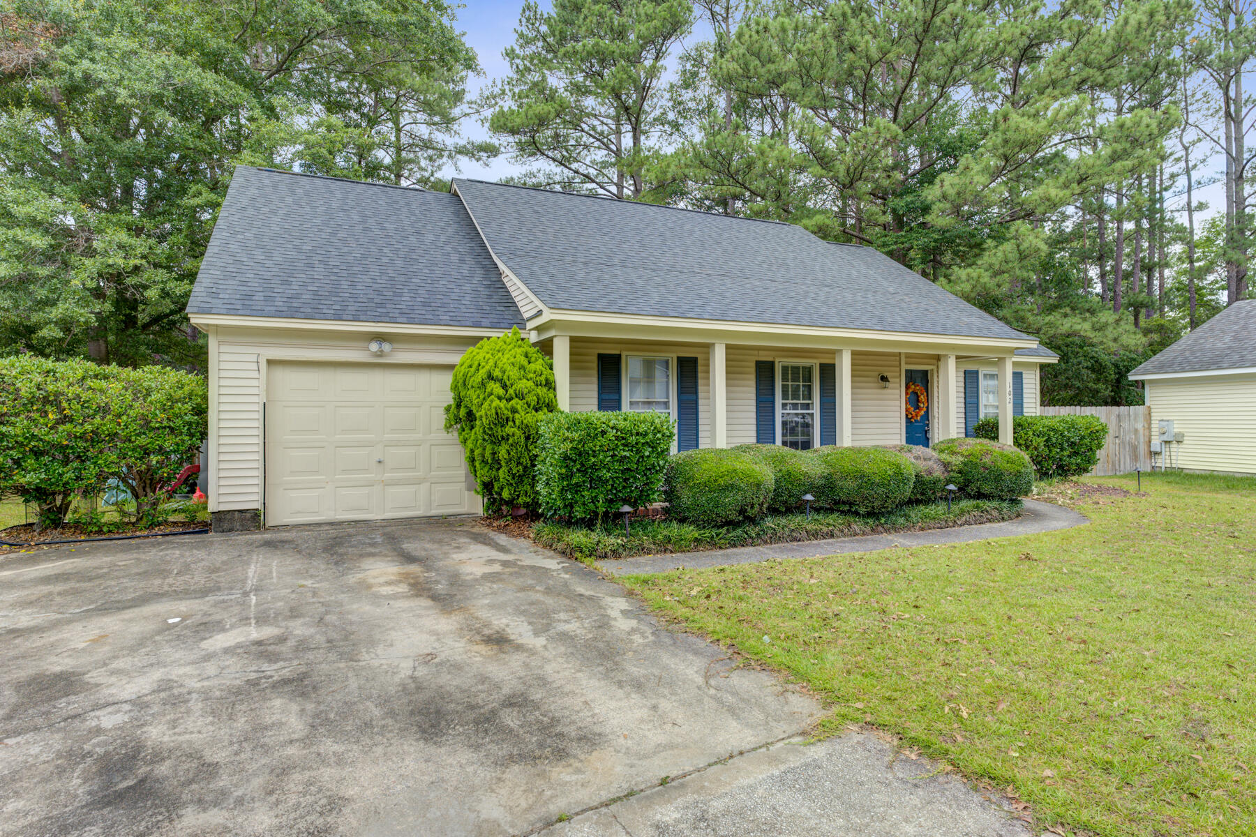 102 Raith Road Summerville, SC 29485 - Photo 3 of 27 102 Raith Rd, Summerville SC (3)