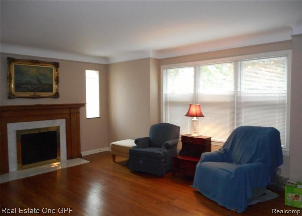 1099 Hawthorne Road Grosse Pointe Woods, MI 48236 - Photo 2 of 16