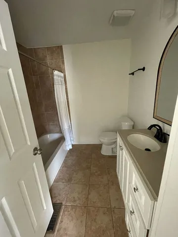 $2,300 | 231 Sunset Court, Unit 231, Vernon Hills, IL 60061
