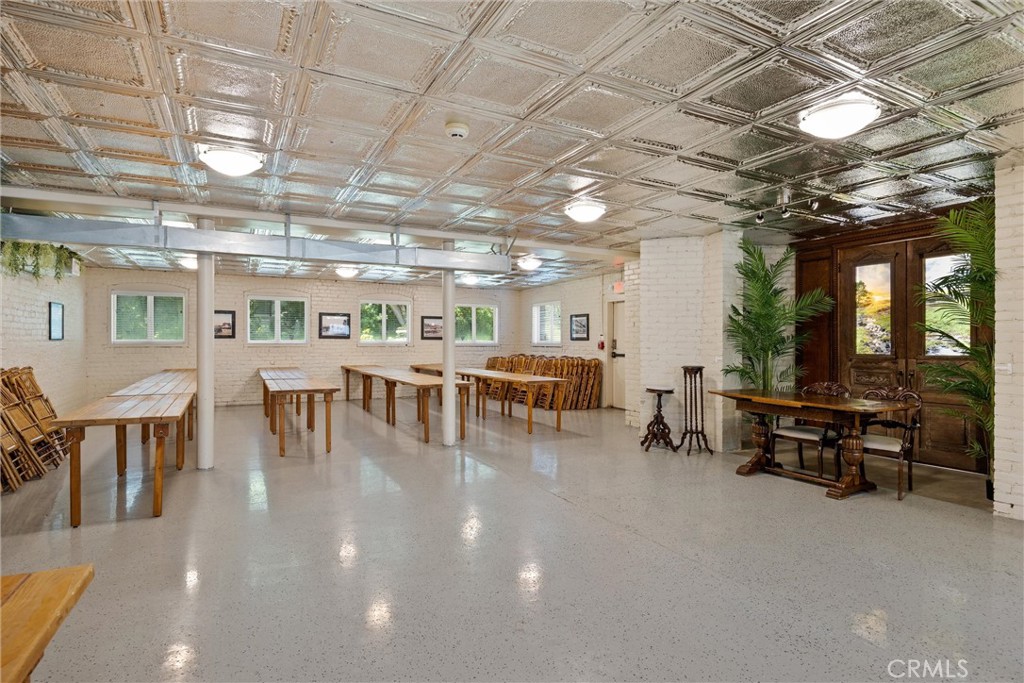 909 Jefferson Street Red Bluff, CA 96080 - Photo 29 of 41 a lobby with furniture and a table