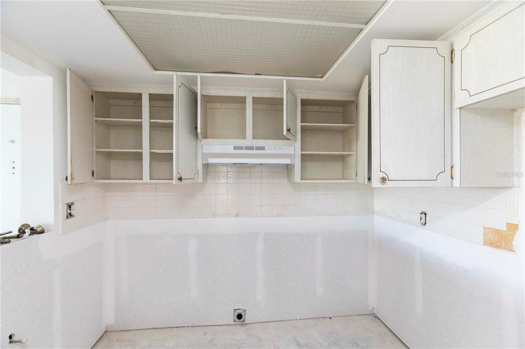 4715 Jasper Drive, Unit 107 New Port Richey, FL 34652 - Photo 7 of 22 a bathroom with a bathtub