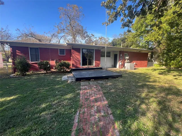 a view of a house with a backyard