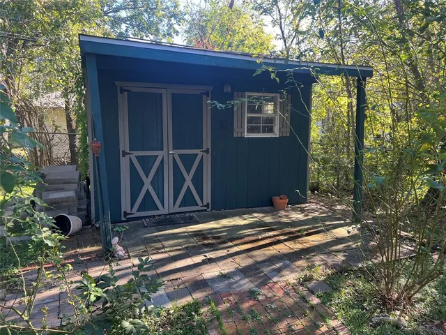 a view of house with backyard and trees