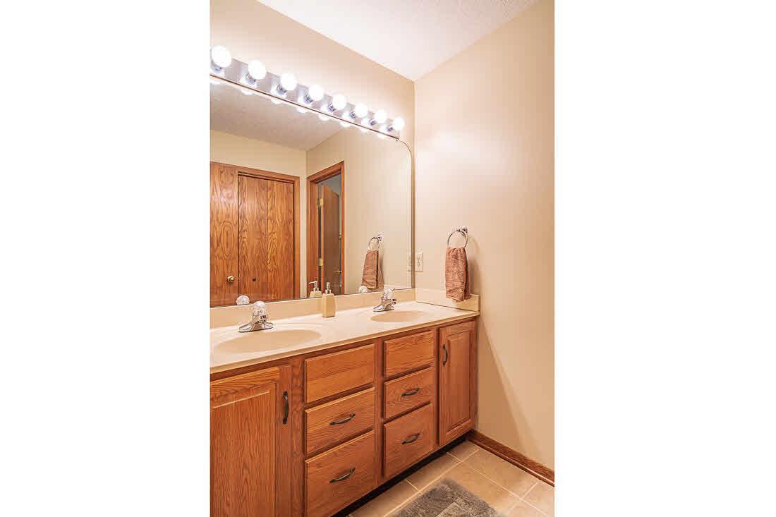 3612 Deertrail Road Bettendorf, IA 52722 - Photo 3 of 23 Gallery Image 3