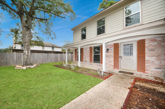 a view of a backyard with barn