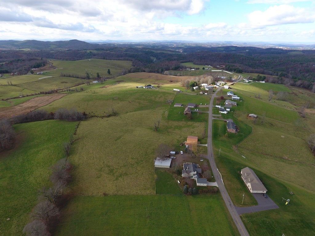 1071 Winding Ridge Road Hillsville, VA 24343 - Photo 8 of 59 Gallery Image 8