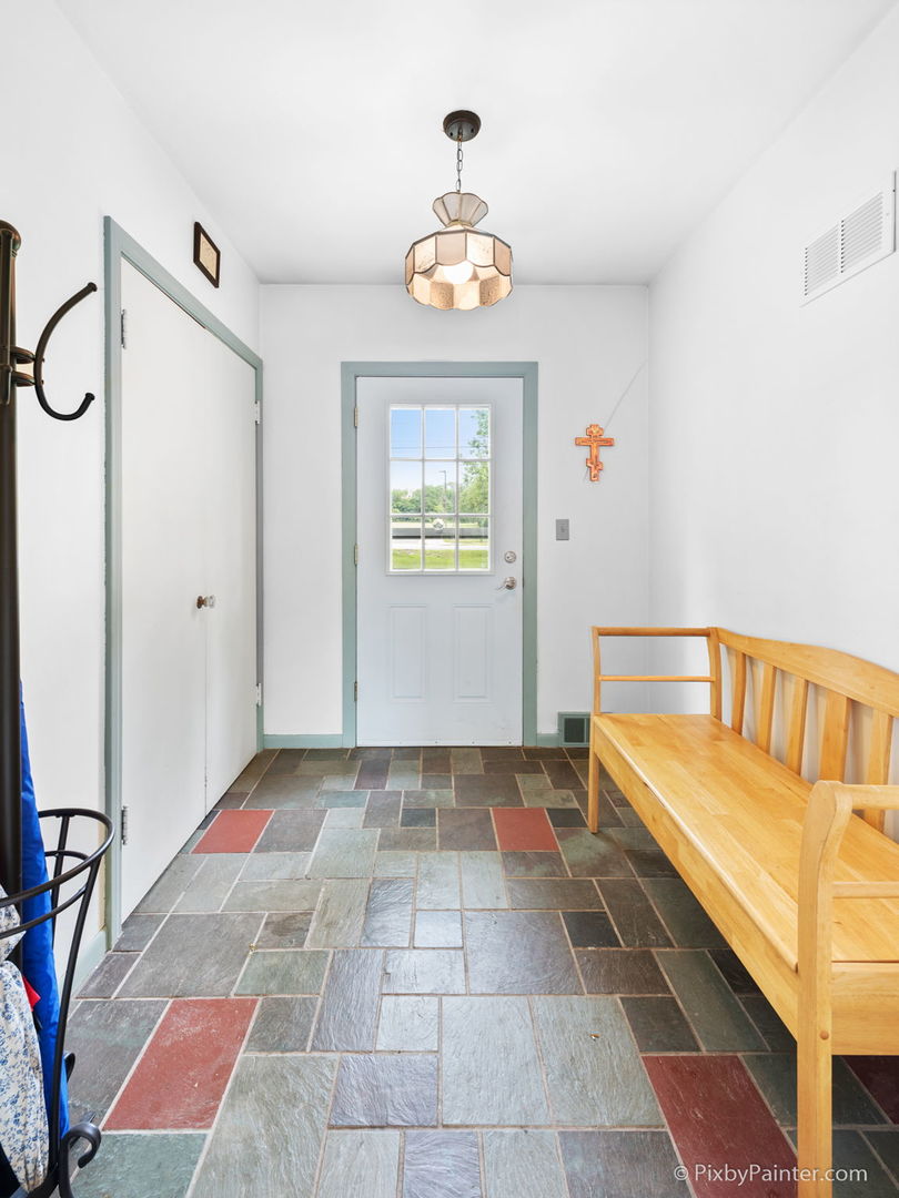 736 Carlisle Road Batavia, IL 60510 - Photo 4 of 25 a very nice looking room with a rug