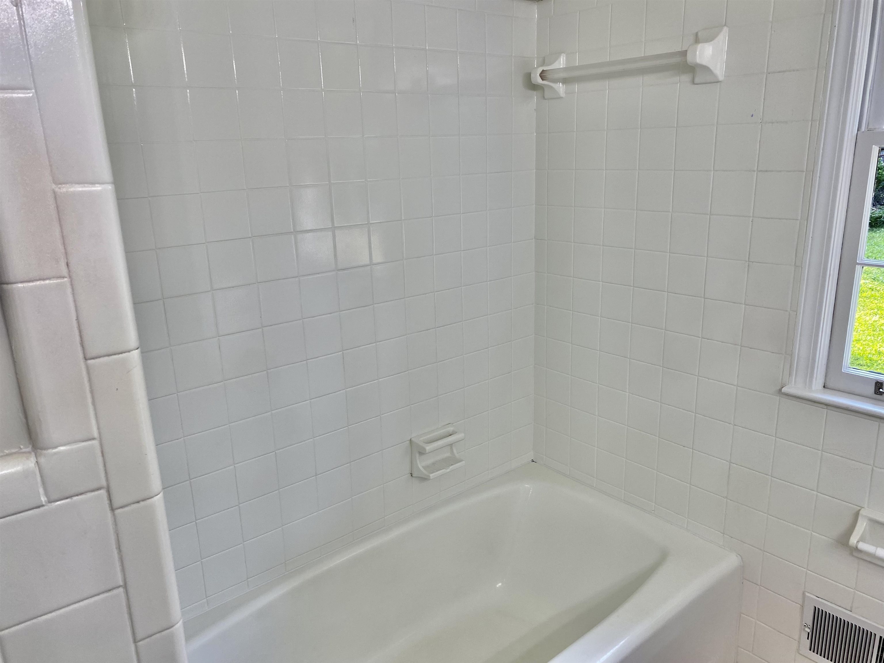 16 Jefferson Drive Rome, GA 30165 - Photo 13 of 26 a close view of a bathtub in bathroom