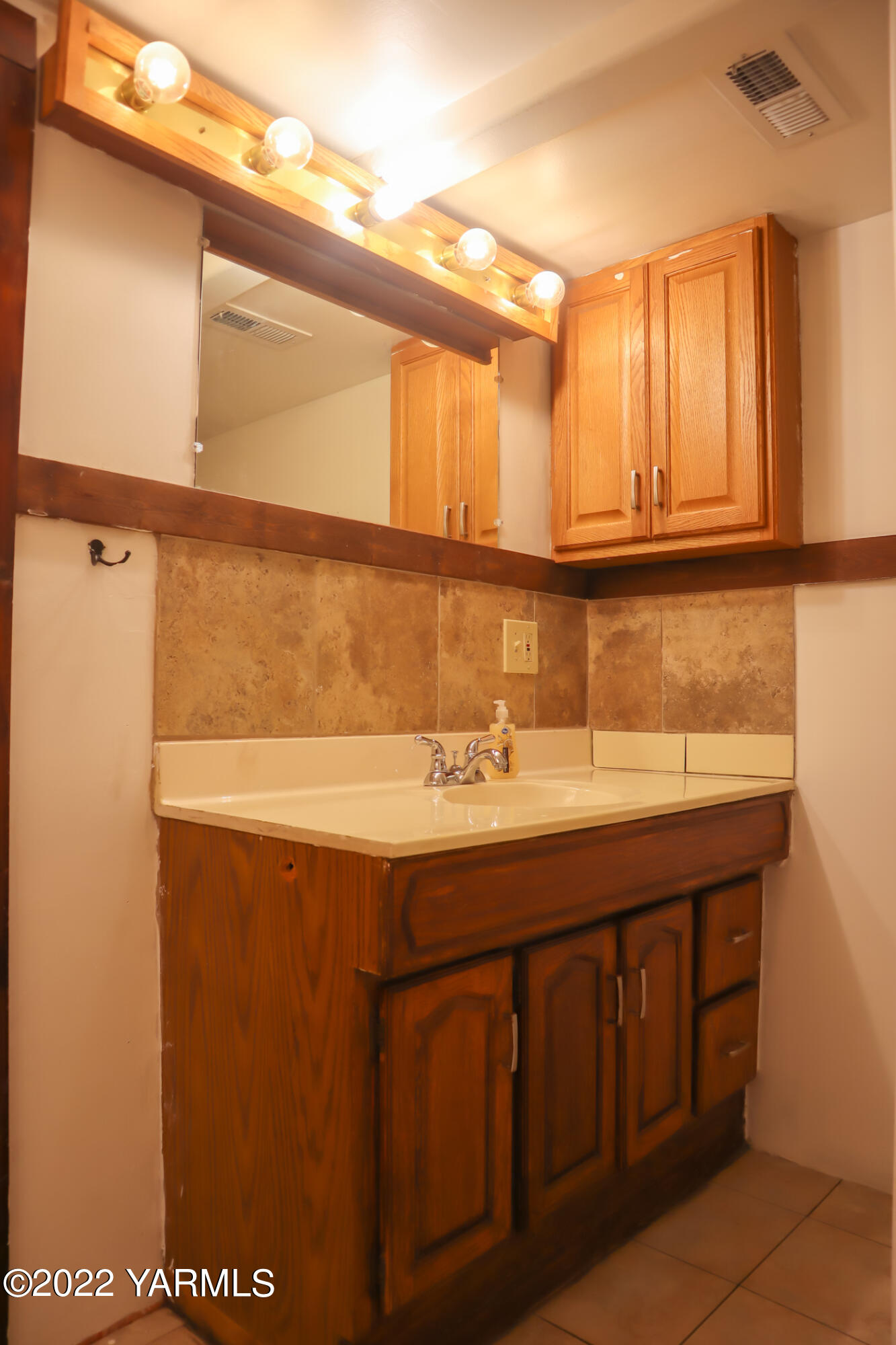 210 Klockhamer Road Naches, WA 98937 - Photo 17 of 25 Bathroom