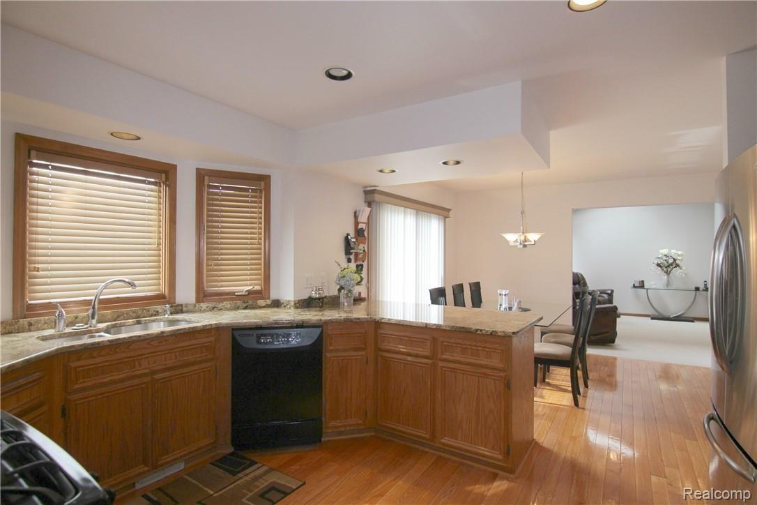 3215 Primrose Drive Rochester, MI 48307 - Photo 10 of 31 Primrose Dr Kitchen 4.jpg