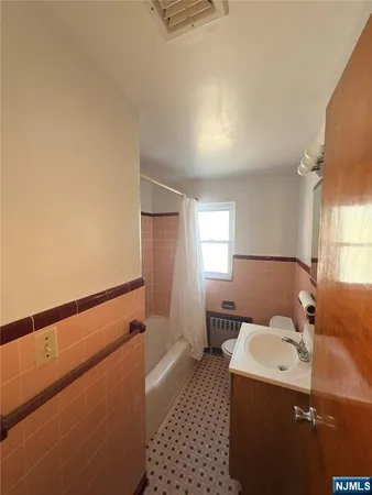 $2,000 | 317 East Harriet Avenue, Unit UPSTAIRS, Palisades Park, NJ 07650