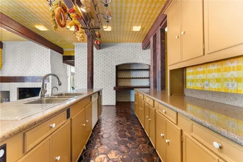 $1,700,000 | 3210 Henderson Bayou Road, Lake Charles, LA 70605