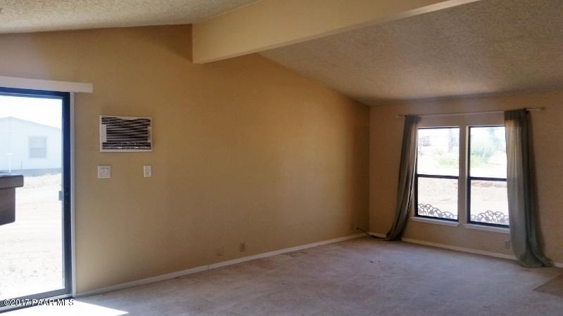 2865 West Annie Road Paulden, AZ 86334 - Photo 8 of 33 Living Room
