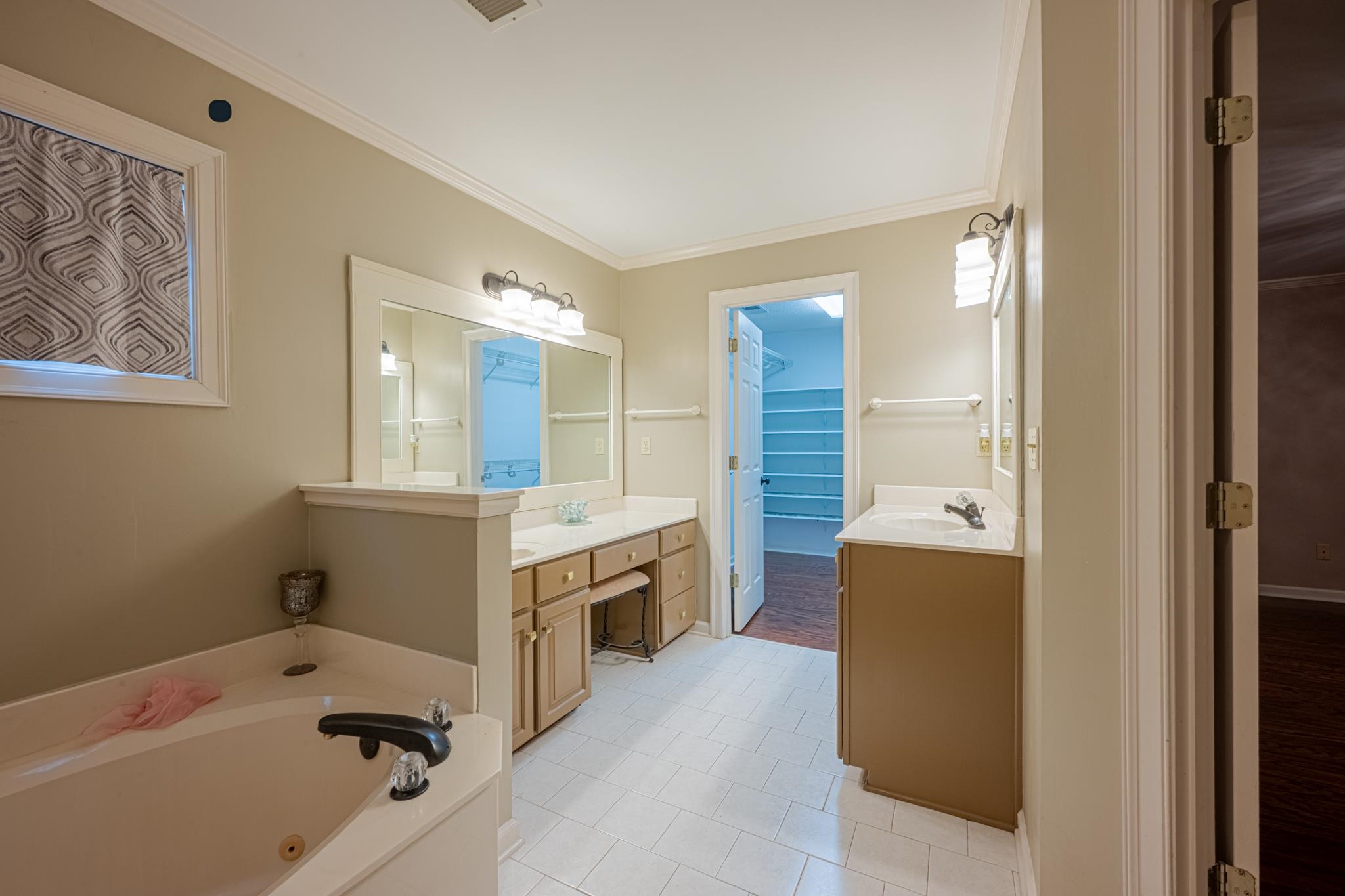 8805 River Rise Drive Memphis, TN 38016 - Photo 20 of 40 a bathroom with a tub sink and mirror