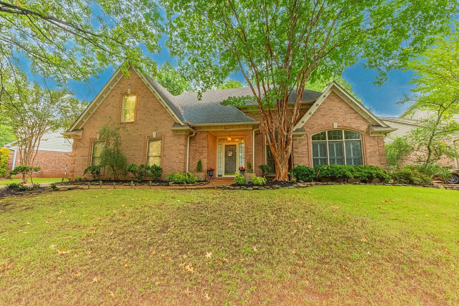 8805 River Rise Drive Memphis, TN 38016 - Photo 4 of 40 a front view of a house with a yard