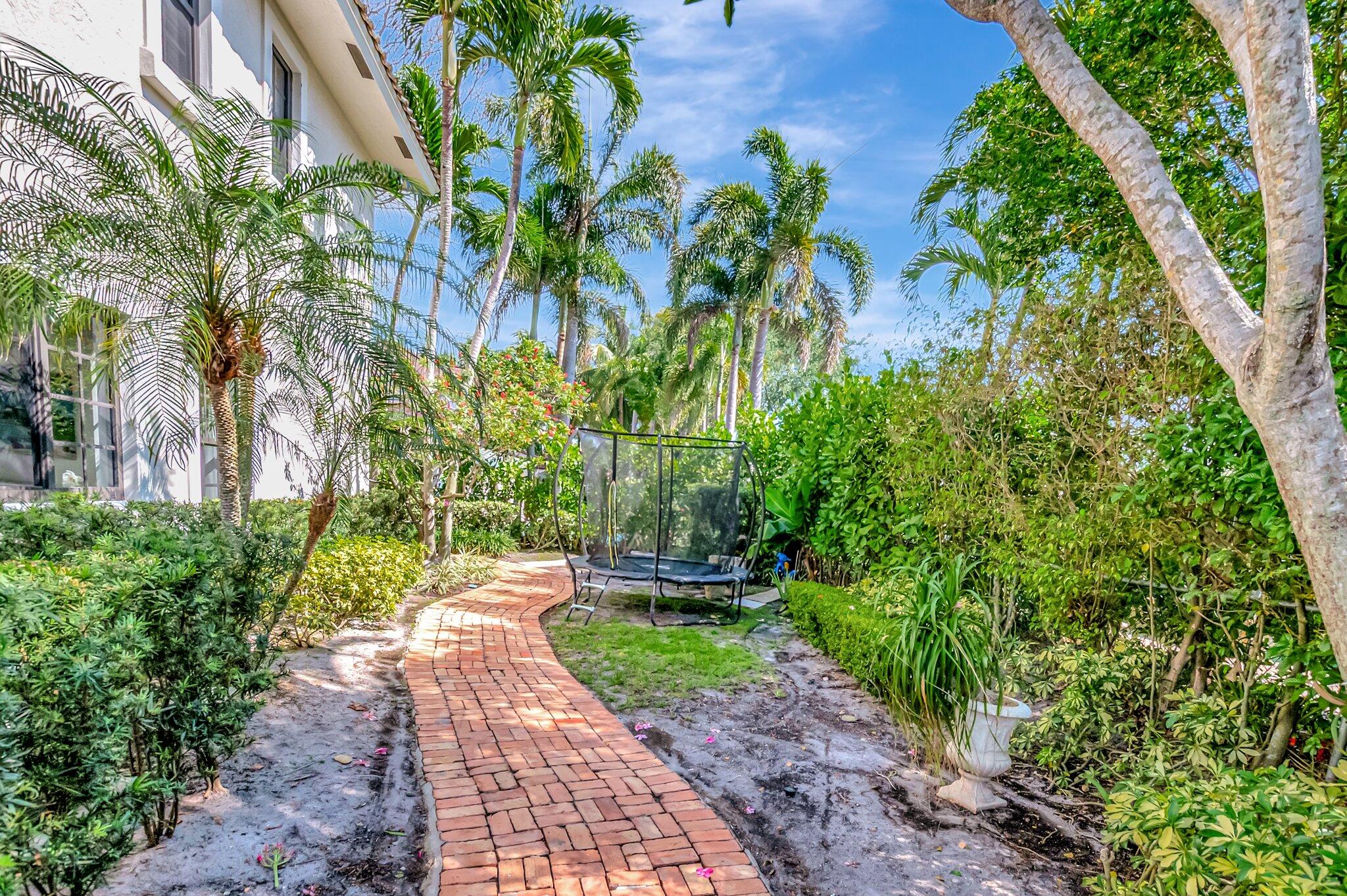 284 Florenada Terrace Boca Raton, FL 33486 - Photo 27 of 29 Backyard