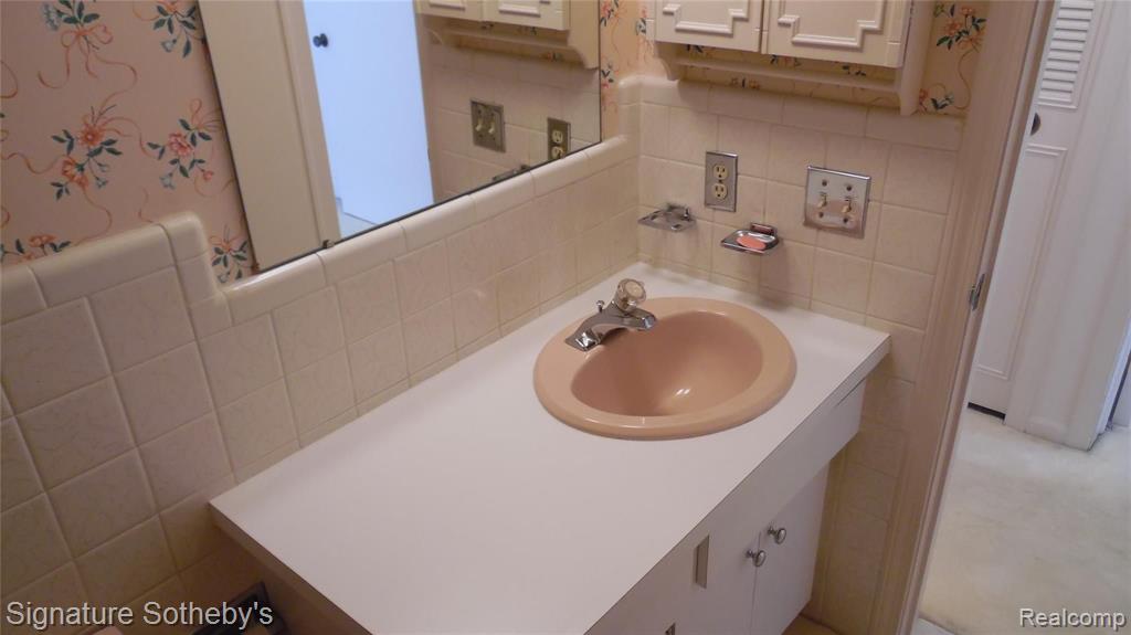 1750 Vernier Road, Unit 5 Grosse Pointe Woods, MI 48236 - Photo 16 of 33