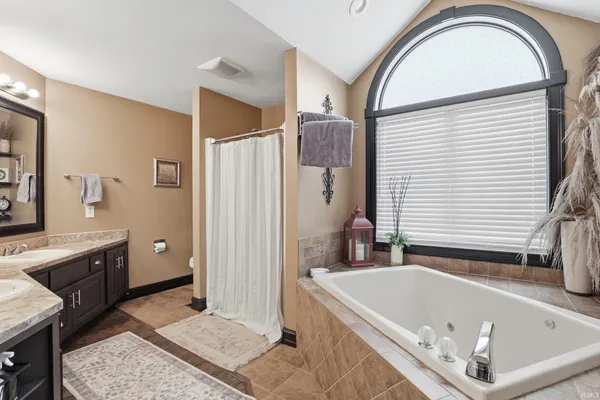 $363,000 | 914 Lakeview Drive, Auburn, IN 46706