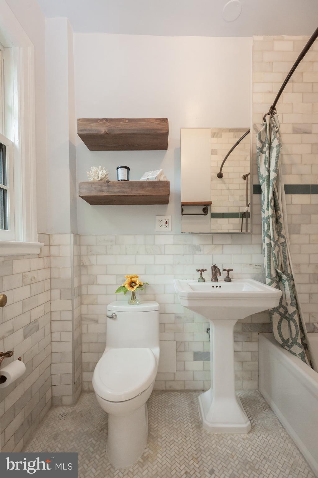 3900 Connecticut Avenue Northwest, Unit 306F Washington, DC 20008 - Photo 21 of 33 a bathroom with a toilet a sink and mirror