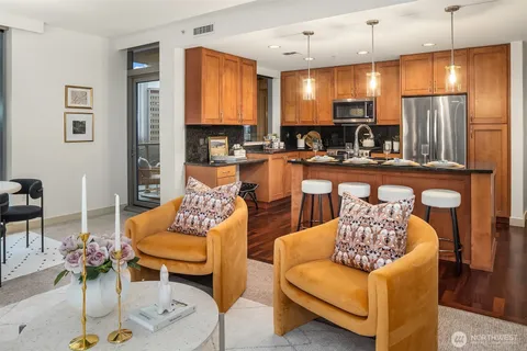 $1,080,000 | 10610 Northeast 9th Place, Unit 809, Bellevue, WA 98004