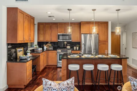 $1,080,000 | 10610 Northeast 9th Place, Unit 809, Bellevue, WA 98004