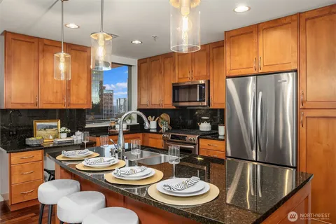$1,080,000 | 10610 Northeast 9th Place, Unit 809, Bellevue, WA 98004