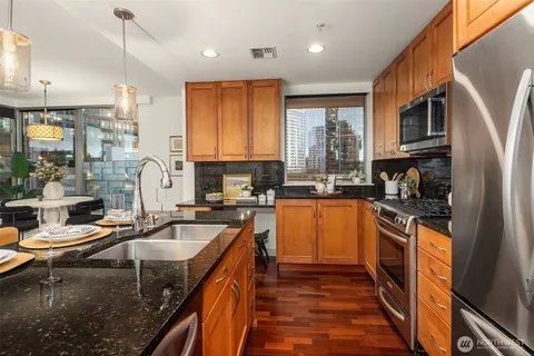 $1,080,000 | 10610 Northeast 9th Place, Unit 809, Bellevue, WA 98004