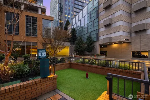 $1,080,000 | 10610 Northeast 9th Place, Unit 809, Bellevue, WA 98004